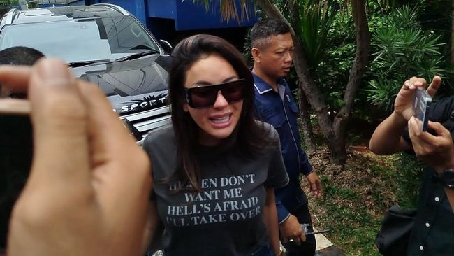Nikita Mirzani disebut murka ketika mengetahui hasil visum kedua anak perempuannya, LM.