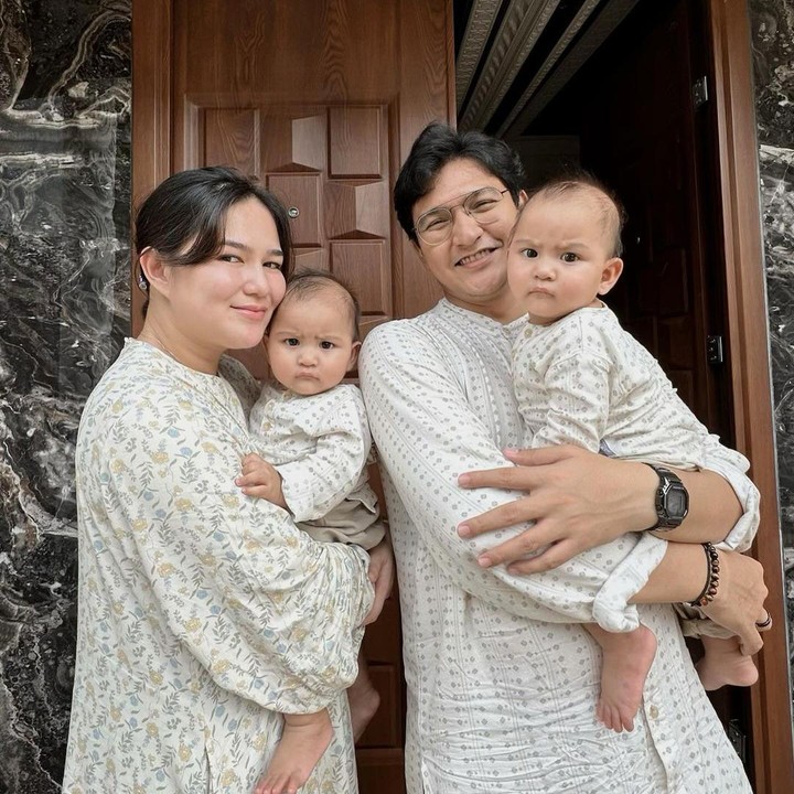 <p>Pesinetron Masayu Clara melahirkan putra kembarnya yang bernama Lam Agartha Poeteu Harta Yudana dan Vee Agartha Poeteu Harta Yudana pada 9 Agustus 2023. Lam dan Vee sendiri memiliki wajah yang sangat ekspresif. "Hadehhh si gemoy biasa saja lihatnya dongsss," kata seorang netizen dengan emotikon hati. "Alisnya enggak kuat bangettt," ujar netizen lainnya. (Foto: Instagram: @masayuclara)</p>