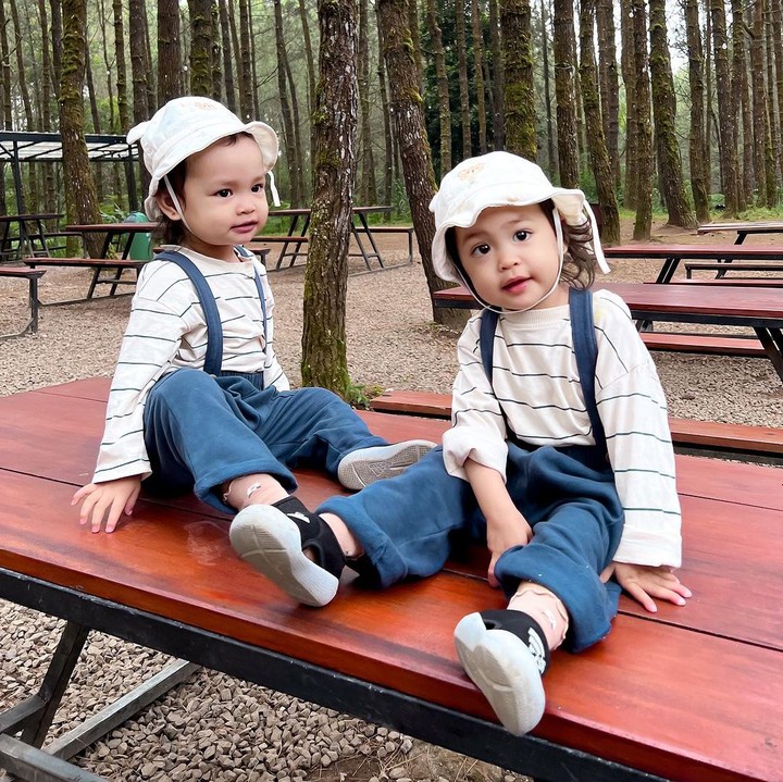 <p>Anak kembar Anisa Rahma, Alsa dan Alma, hampir genap berusia dua tahun, Bunda. Keduanya pun kerap terlihat memakai baju kembar, lho. "Alma Alsha<em> the explorer</em>," ungkap Anisa seraya mengunggah potret kedua putrinya mengenakan kaos bergaris, <em>overall</em> biru, serta topi warna krem. (Foto: Instagram: @anisarahma_12)</p>