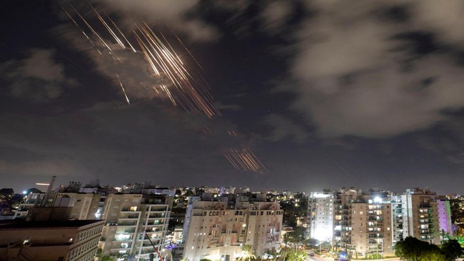 Israel digempur serangan roket hingga rudal tiga milisi Timur Tengah dari Front Perlawanan pro-Iran di peringatan setahun agresi brutal ke Jalur Gaza Palestina.