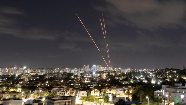 Yordania yang disebut bantu Israel cegat rudal Iran, terima bantuan militer dari AS senilai Rp15 triliun.