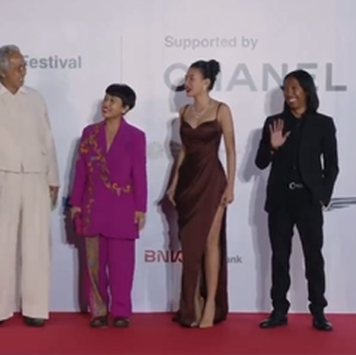 <p>Di malam tersebut, film Indonesia berjudul<em> Tale of The Land</em> yang turut dibintangi oleh Shenina juga melakukan pemutaran perdana, lho. Tak sendirian, ia hadir dan berjalan di <em>red carpet</em> bersama para <em>cast</em> juga para pembuat film tersebut.(Foto Instagram @angga)<br /><br /><br /></p>