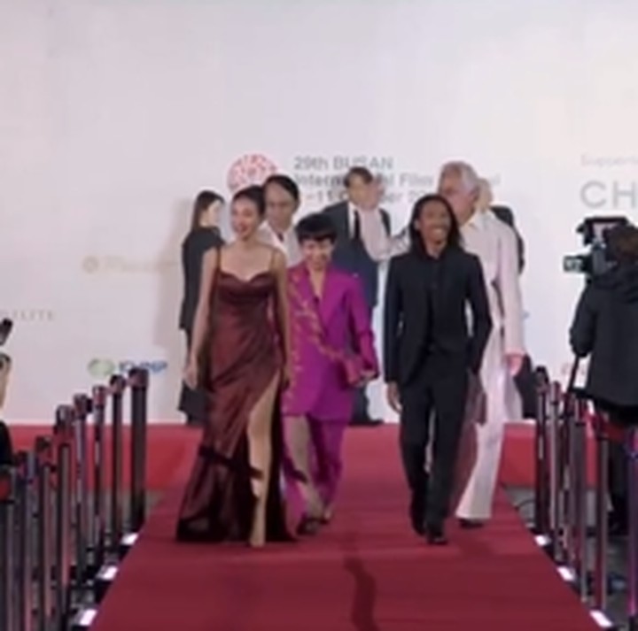 <p>Kekasih Angga Yunanda ini tampil memesona dengan gaun merah maroon. Penampilannya semakin sempurna dengan aksesoris berupa kalung serta berjalan dengan percaya diri.(Foto Instagram @angga)<br /><br /><br /></p>