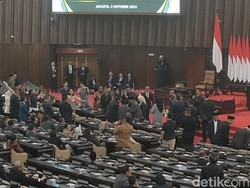Muzani Tiba di Ruang Sidang Pelantikan Pimpinan MPR, Hadirin Teriak Merdeka