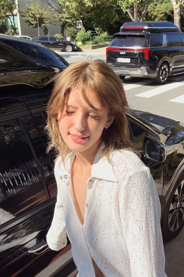 Somi baru-baru ini membagikan foto dengan gaya rambut baru di Instagram. Tidak lagi berambut pirang, Somi kini memiliki rambut cokelat./Foto: Instagram/somsomi0309