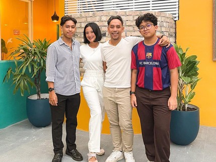 7 Potret Sophie Navita & Pongky Barata Bersama Kedua Putra yang Jarang Tersorot