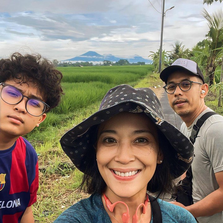 <p>Pada salah satu unggahan, Sophie bercerita bahwa satu per satu anaknya mulai memasuki jenjang perkuliahan. Karena itu, ia pun selalu menikmati momen kebersamaan bersama anak-anaknya. (Foto: Instagram: @sophienavita)</p>