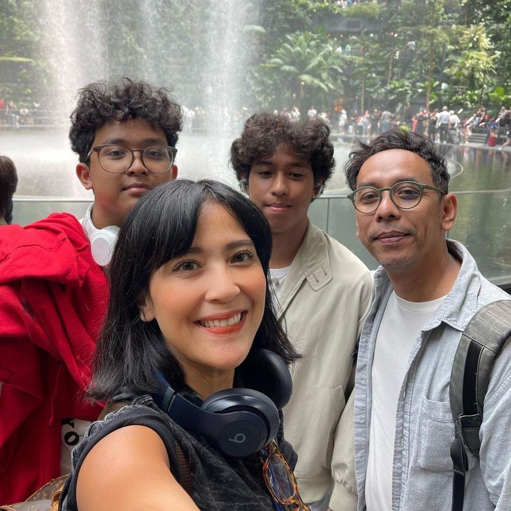 <p>Meski sudah menikah selama 11 tahun, keduanya selalu tampil kompak dan mesra, lho. Tidak jarang keduanya membagikan momen kebersamaan kala berlibur. Tak hanya berduan, Sovie dan Pongky ikut memboyong dua jagoannya. (Foto: Instagram: @sophienavita)</p>