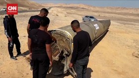 VIDEO: Penampakan Rudal Raksasa Iran di Israel Jadi Tontonan Warga