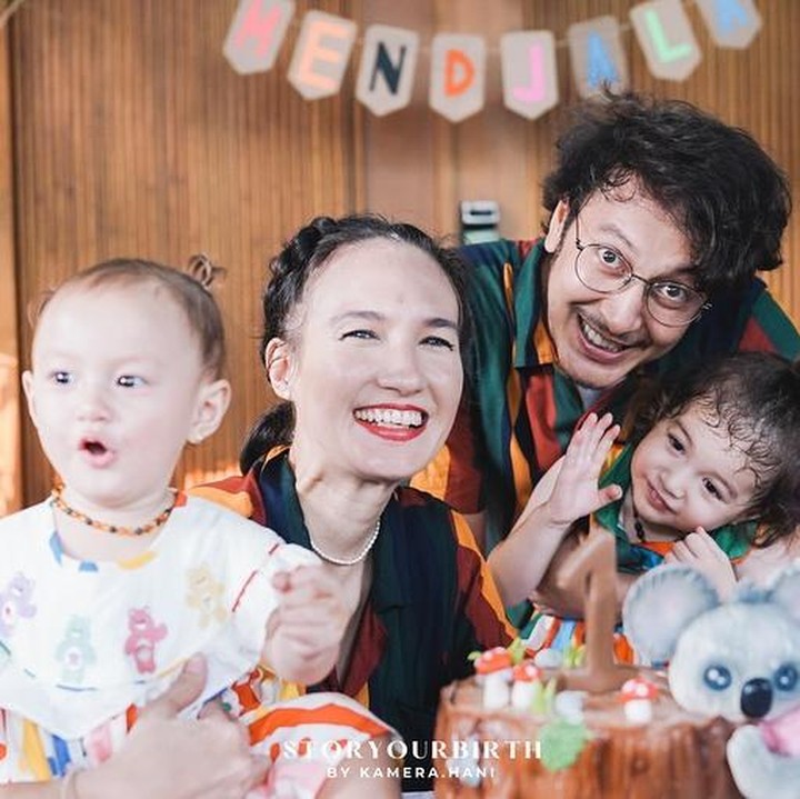 <p><em>"Happy 1st bday</em>, Djala! Sehat dan bahagia selalu ya, Nak. Acara syukuran yang didekorasi sesuai karakter Djala, nemplok! Hihihi, sebisa mungkin barang-barangnya yang ada di rumah, mencoba<em> upcyle, reuse, reduce,</em> dan <em>recyle</em>," katanya. (Foto: Instagram: @nadinelist)</p>