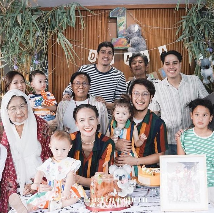 <p>Nadine menyebut ada beberapa barang yang sebelumnya telah dipakai dan digunakan kembali pada pesta ulang tahun Djala. Misalnya bendera ulang tahun putri pertamanya, Djiwa, serta papan kayu yang pernah digunakan saat Nadine dan Dimas menikah. (Foto: Instagram: @nadinelist)</p>