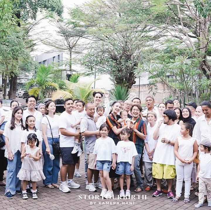 <p>Dalam rangka merayakan ulang tahun Djala, Nadine dan Dimas membuat pesta ulang tahun secara sederhana. Acara ini turut dihadiri oleh keluarga besarnya. (Foto: Instagram: @nadinelist)</p>