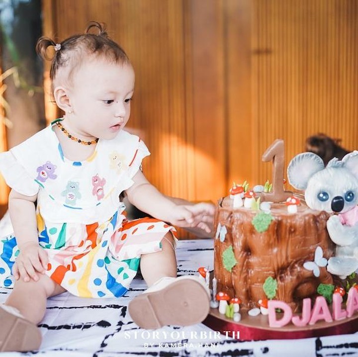 <p>Melalui laman Instagramnya, Nadine menyebut acara ulang tahun sang putri dibuat dengan tema yang sesuai dengan karakter Djala. Tidak hanya itu, barang-barang yang digunakan pun bisa didaur ulang, lho. (Foto: Instagram: @nadinelist)</p>