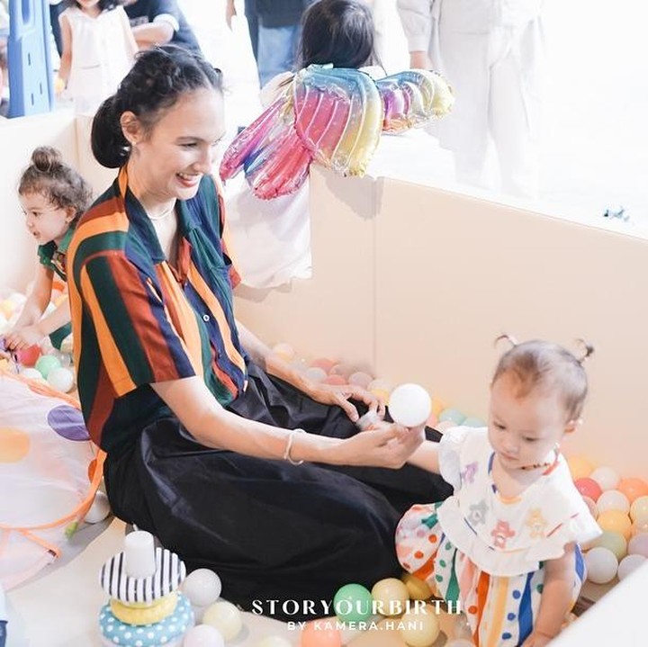 <p>Putri bungsu Nadine Chandrawinata dan Dimas Anggara, Nadi Djala Anggara, baru saja berulang tahun yang pertama, Bunda. Djala lahir bertepatan dengan Hari Kesaktian Pancasila, 1 Oktober 2023. (Foto: Instagram: @nadinelist)</p>