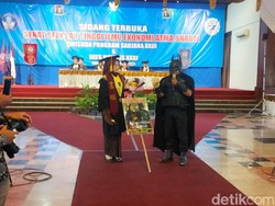 Heboh Tamu Wisuda Pakai Kostum Batman, Ini Kata STIE Atma Bhakti Solo