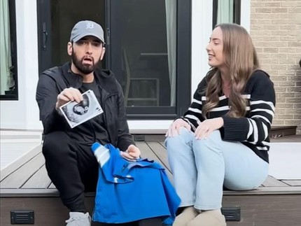 Eminem Menangis Dapat Kejutan Sang Putri Hamil Anak Pertama