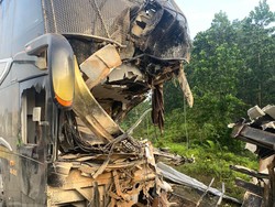 Bus Aero Tabrak Truk di Tol Pekanbaru-Dumai, 13 Orang Luka-luka