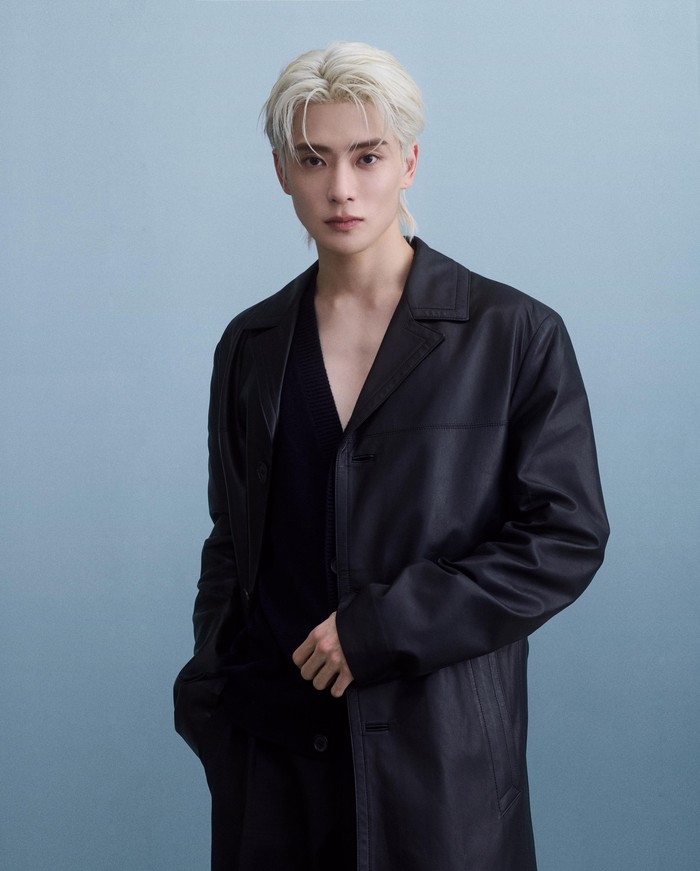 Debut warna rambut baru, penampilan memesona Jaehyun NCT sontak mencuri perhatian publik. Anggota NCT yang baru saja debut solo ini menghadiri Milan Fashion Week 2024 sebagai Brand Ambassador Prada dengan rambut pirang platinum./ Foto: x.com/Prada