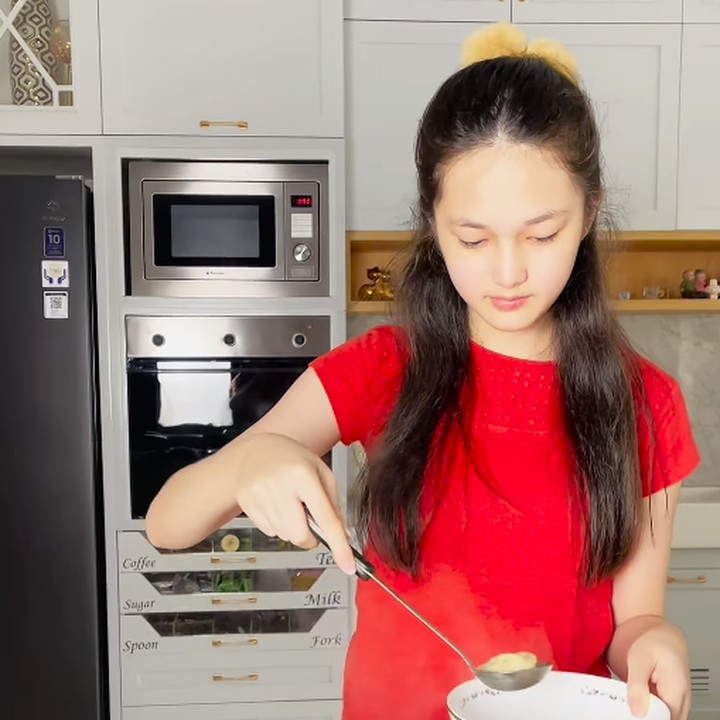 <p>Tidak hanya cantik, ternyata Elea juga pintar memasak, Bunda. Belum lama ini, Ussy membagikan sebuah video saat Elea membuat dumpling kuah. (Foto: Instagram: @ussypratama)</p>