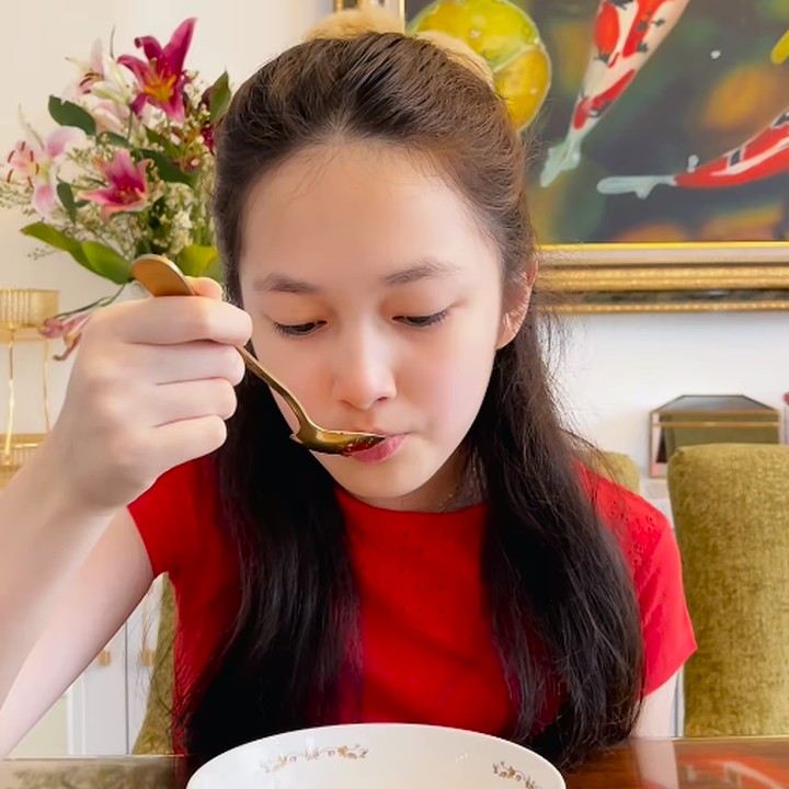 <p>"Mamanya lagi enggak ada di rumah, Incess tiba-tiba bisa masak," katanya seraya menyisipkan emotikon pelukan. (Foto: Instagram: @ussypratama)</p>