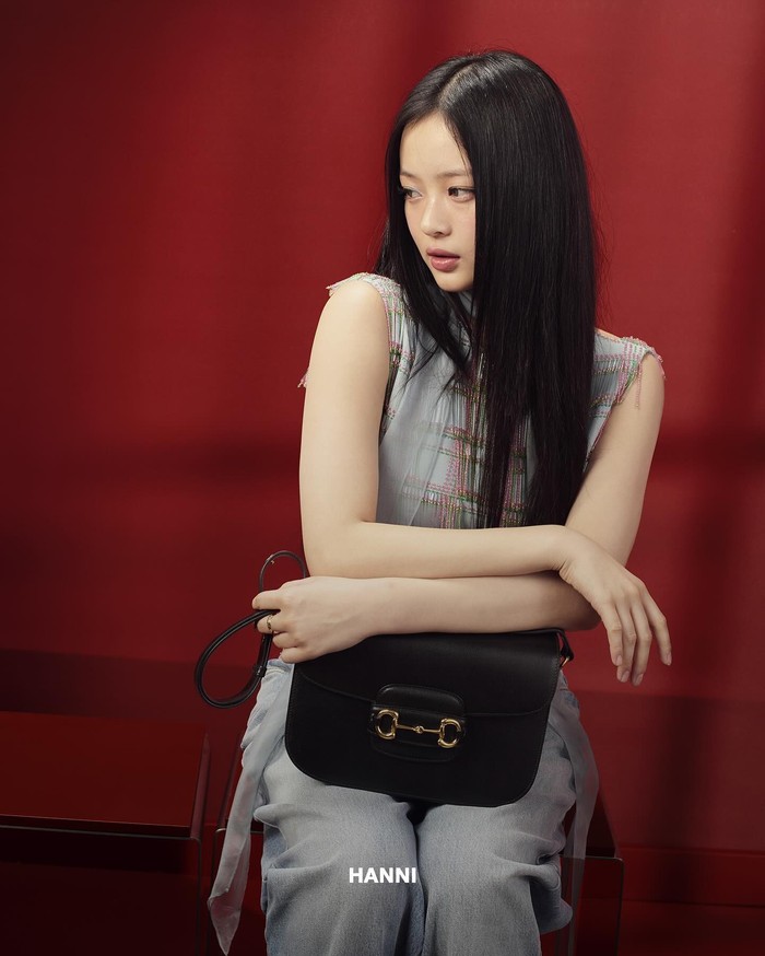 Hanni NewJeans turut meramaikan peluncuran koleksi terbaru Gucci pada 20 September 2024 lalu. Pamer punggung mulus, penampilannya yang memukau di Milan Fashion Week 2024 menghebohkan jagat media sosial./ Foto: instagram.com/gucci