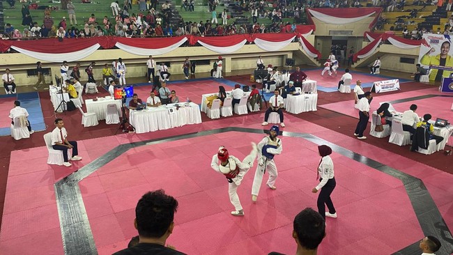 Hari kedua turnamen CNN Indonesia Taekwondo Championship Piala Menpora 2024 di GOR Ciracas, Jakarta, Jumat (4/10), berlangsung lebih meriah.