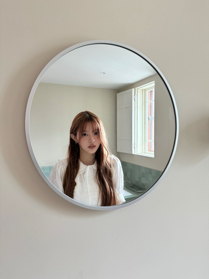 Idol K-Pop yang sudah genap berusia 20 tahun pada 11 Mei 2024 lalu ini memiliki marga Park. Ya, Minju ILLIT terlahir dengan nama Park Minju di Korea Selatan dalam keluarga beranggotakan empat orang termasuk kakak laki-laki./ Foto: x.com/ILLIT_twt