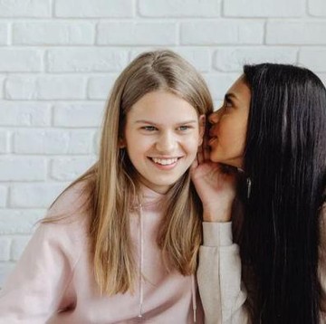 5 Tips Melatih Diri Berhenti Membicarakan Orang Lain, Setop Bergosip!