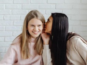 5 Tips Melatih Diri Berhenti Membicarakan Orang Lain, Setop Bergosip!