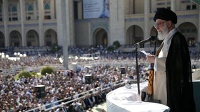 Pemimpin Iran Khamenei Khotbah Jumat Hormati Nasrallah, Pegang Senapan