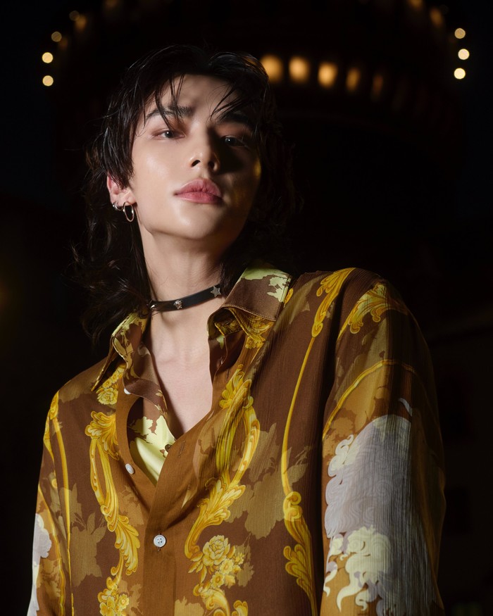 Jadi artis Korea pertama yang ditunjuk sebagai Global Brand Ambassador Versace, Hyunjin Stray Kids ikut memeriahkan peragaan busana Versace yang memamerkan koleksi Spring-Summer 2025. Ia tampil stand out dengan gaya rambut wolf cut./ Foto: x.com/Versace