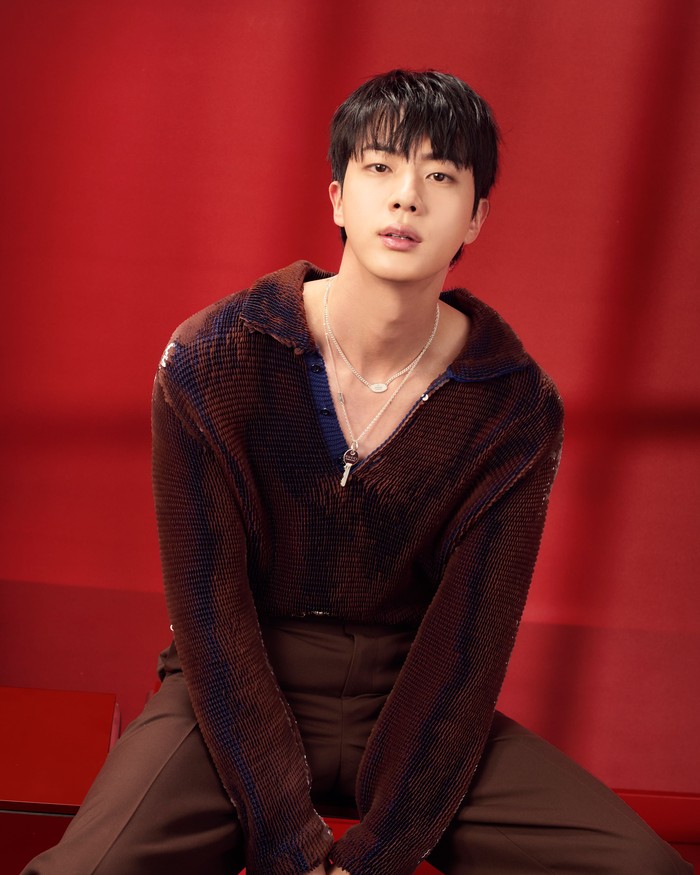 Jin BTS menjadi salah satu tamu undangan yang menghadiri Gucci Spring Summer 2025 women’s fashion show oleh Sabato De Sarno di Triennale Milano. Ini merupakan penampilan perdananya di MFW sebagai Global Brand Ambassador Gucci./ Foto: x.com/gucci