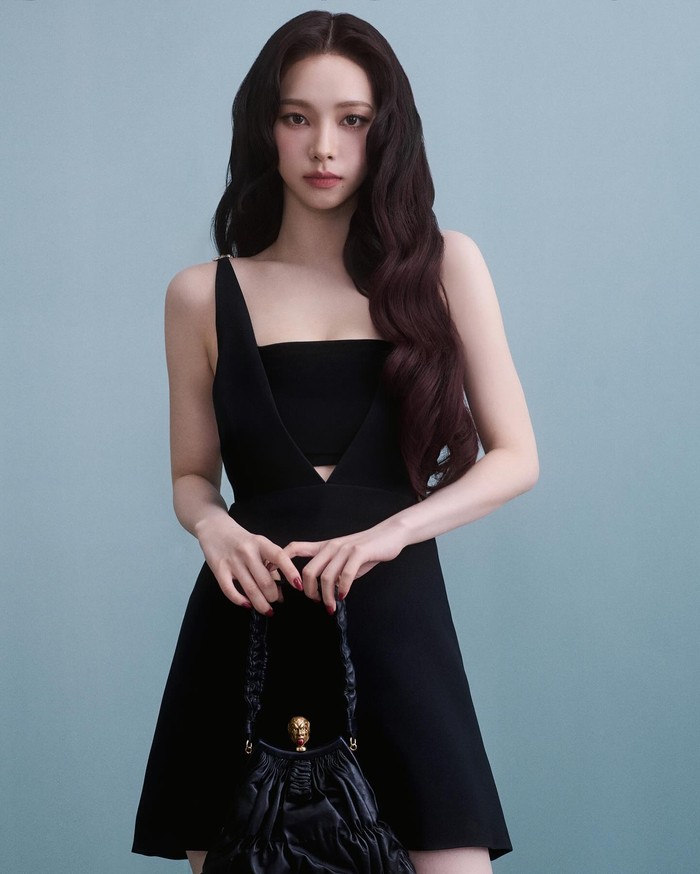 Karina aespa kembali membuktikan popularitasnya dengan meraih posisi kedua dalam daftar Top 10 Influencers of Milan Fashion Week Womenswear SS25 oleh Lefty, menjadikannya sebagai artis perempuan paling berpengaruh di MFW 2024./ Foto: x.com/Prada