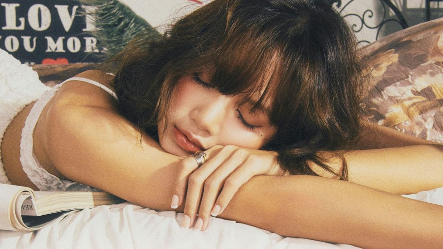 Lisa BLACKPINK Album art Lisa BLACKPINK untuk single Moonlit Floor.