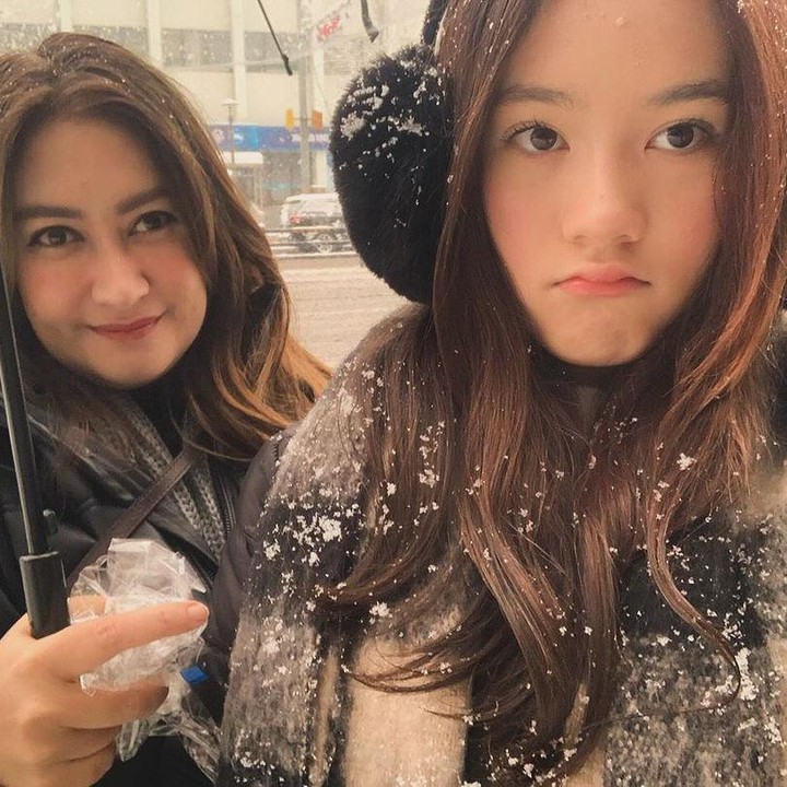 <p>Mikhaila juga sangat pengertian serta mendukung karier sang ibunda. "Anakku sayang , paling mami sayang yg selalu suport mami yang selalu kuatin mami yg selalu doain mami .nak terima kasih yah sudah semangatin mami dan mau mengerti soal pekerjaan ibunya, tunggu sebentar lagi yah sayang nanti kita berdua lagi sama sama lagi," ucapnya. (Foto: Instagram @nafaurbach)<br /><br /><br /></p>