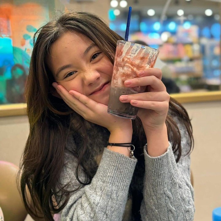 <p>Mikhaila lahir pada 8 Februari 2011. Kini ia sudah tumbuh menjadi gadis remaja berusia 13 tahun dan tinggi badannya menyusul sang ibunda.(Foto: Instagram @nafaurbach)<br /><br /><br /></p>