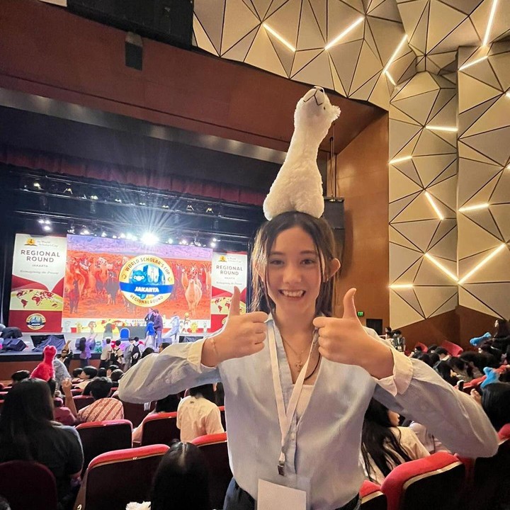 <p>Tak hanya ceria, Mikhaila juga menjadi anak yang berprestasi. Beberapa waktu yang lalu, ia mengikuti ajang World Scholars Cup. "Selamat atas kelolosannya ke babak global nakkk @mikhaela.lee WSC ( world scholars Cup ) mami so proud of u sayang, makin pinter belajarnya makin luar biasa yah sayang," tulis Nafa sebagai caption. (Foto: Instagram @nafaurbach)<br /><br /><br /></p>