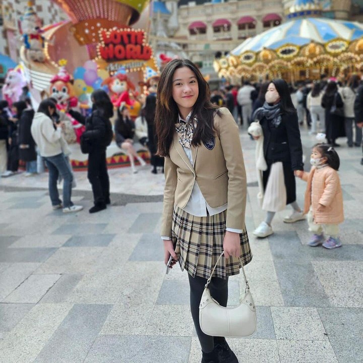<p>Mikhaila juga tumbuh menjadi gadis yang cantik. Sampai-sampai, ia disebut mirip aktris Korea, lho. "Mirip Moon Ga-young sekilas," kata @layla****. "Mirip sama jisoo loh versi indo sumpah," sambung @seviyo****. (Foto: Instagram @nafaurbach)</p>