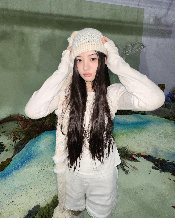 Minju ILLIT telah menjadi trainee sejak dirinya masih berusia 15 tahun. Pemilik zodiak Taurus tersebut pun sempat menjalani masa pelatihan di YG Entertainment. Tak heran jika ia berteman dekat dengan BABYMONSTER./ Foto: instagram.com/illit_official