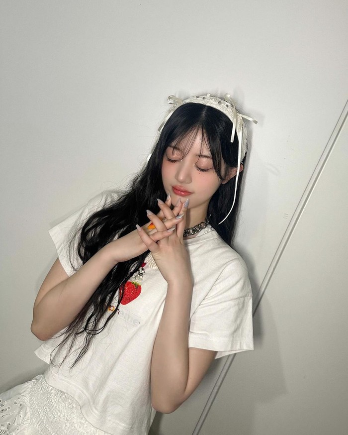 Minju kemudian mengikuti R U Next?, survival show Korea Selatan yang dibentuk oleh HYBE dan JTBC. Raih peringkat ke-3, ia berhasil mengamankan posisinya di final debut lineup dan resmi menjadi bagian dari ILLIT./ Foto: instagram.com/illit_official