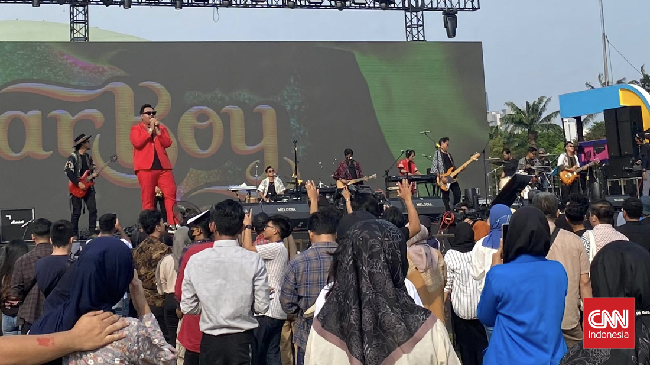 Meski cuaca terik, para pengunjung tetap semangat menikmati sajian penampilan People Fest 2024.