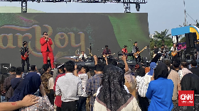 Penonton Bersemangat Nikmati People Fest 2024