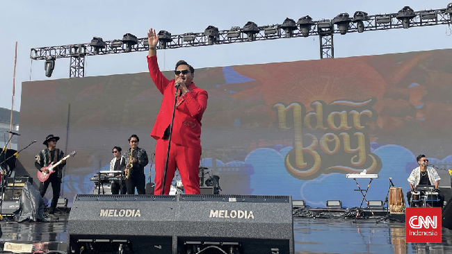 Ndarboy Genk membuka keramaian People Fest 2024 yang diadakan oleh CNN Indonesia di Lapangan Komplek DPR RI.