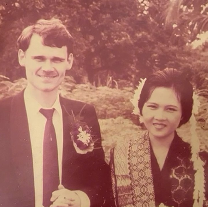 <p>Potret kedua yakni hari pernikahan ayah dan ibunda Olivia. Sang Ibunda mengatakan bahwa sanggul di kepalanya merupakan rambut asli miliknya, lho. "Itu rambut sendiri, dijadiin sanggul," tuturnya. "Aku mencintainya sejak dulu (dengan rambut panjang atau pendek)," sambung sang ayah.(Foto: Instagram @oliviajensen)<br /><br /><br /></p>