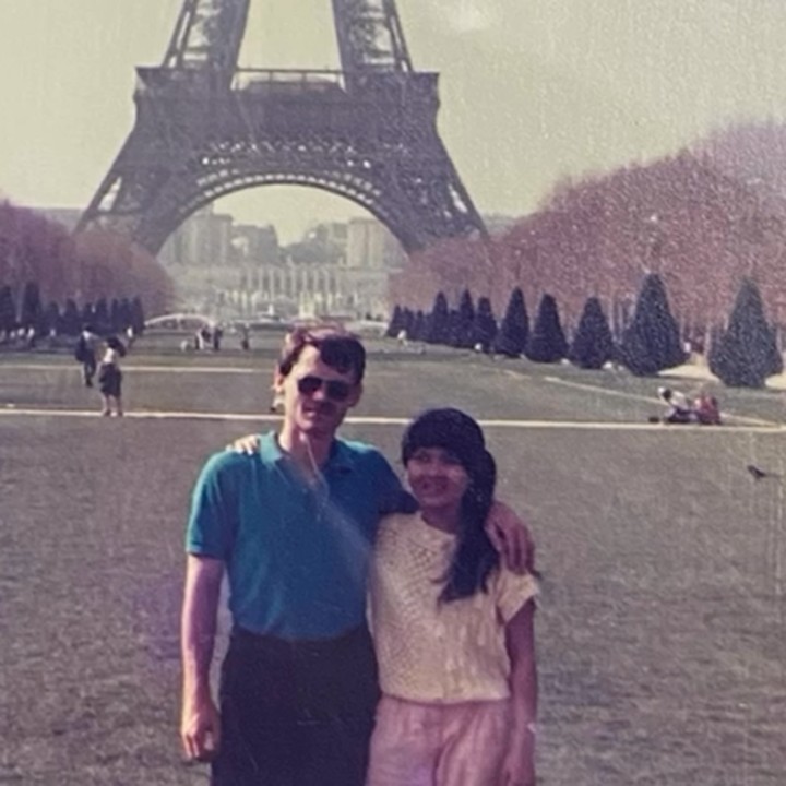 <p>Berikutanya adalah potret ketika Ayah dan Ibunda Olivia Jensen bertolak ke Paris. Pasangan ini mengabadikan momen di Menara Eiffel dengan saling merangkul mesra.(Foto: Instagram @oliviajensen)<br /><br /><br /></p>