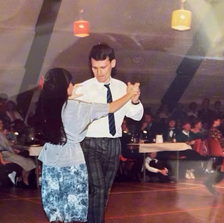 <p>Terakhir, ada potret Ayah dan Ibunda Olivia sedang berdansa. Keduanya tampak kompak, saling berpegangan saat berdansa salsa. Bunda masih menyimpan foto-foto lama untuk kembali dikenang seperti keluarga ini? (Foto: Instagram @oliviajensen)</p>