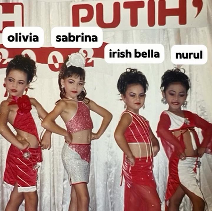 <p>Kemudian, ada pula potret Olivia saat masih kecil. Dalam momen berikut, ia ikut lomba fashion show untuk meramaikan peringatan Hari Kemerdekaan Indonesia. "Ini masa-masa cetil," kata sang ibunda. Kemudian, Olivia pun menceritakan pada sang putri soal pengalaman tersebut. "Aku seumur kamu lho, Aurora. Di situ (potret) 7 tahun," tutur Olivia pada Si Kecil yang tiba-tiba ikut meramaikan momen nostalgia tersebut.(Foto: Instagram @oliviajensen)<br /><br /><br /></p>