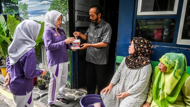 Wali Kota Jakarta Barat Uus Kuswanto menjelaskan penyebaran itu dilakukan dengan menitipkan ember berisi telur nyamuk mengandung wolbachia ke warga.