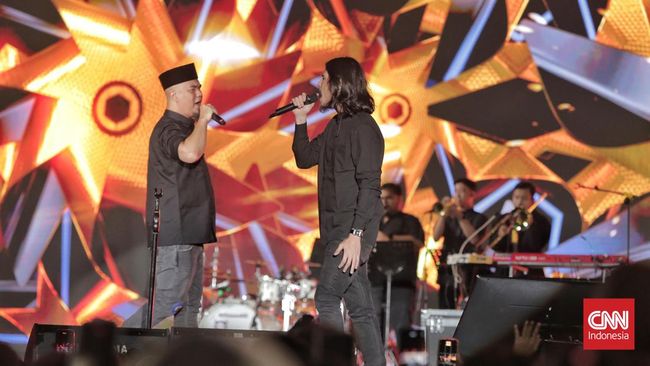 Dewa 19 menjadi suguhan puncak People Fest bertema DPR Baru, Harapan Baru yang digelar di kompleks parlemen Jakarta, Jumat (4/10).