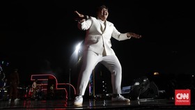 FOTO: Ndarboy Genk Buat Penonton Hanyut dalam Goyangan di People Fest